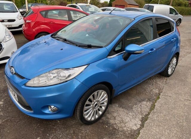 2009 FORD FIESTA TITANIUM 5 DOOR HATCH 1.4 PETROL IN BLUE.