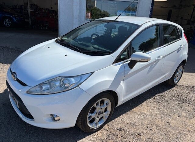 2012 FORD FIESTA ZETEC 1.2 PETROL 5 DOOR HATCH IN WHITE.