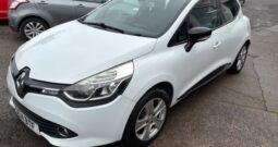2014 RENAULT CLIODYNAMIQUE MEDIA 1.2 PETROL 5 DOOR HATCH IN WHITE.