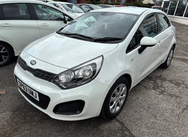 2013 KIA RIO AIR 5 DOOR HATCH PETROL 1.2 IN WHITE £35 ROAD TAX.