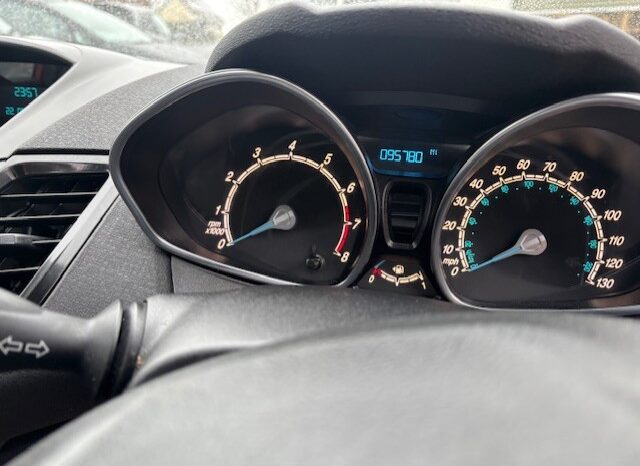 
								2013 Ford Fiesta Zetec 1.25 82 – Red full									