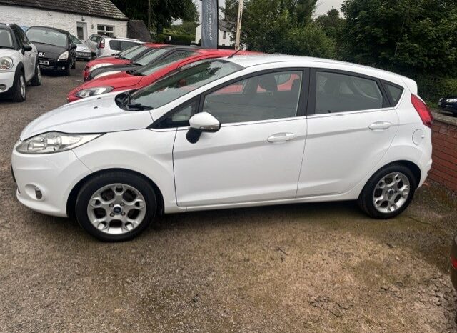 
								2012 FORD FIESTA ZETEC 1.2 PETROL 5 DOOR HATCH IN WHITE. full									