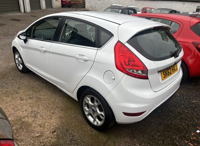 
								2012 FORD FIESTA ZETEC 1.2 PETROL 5 DOOR HATCH IN WHITE. full									