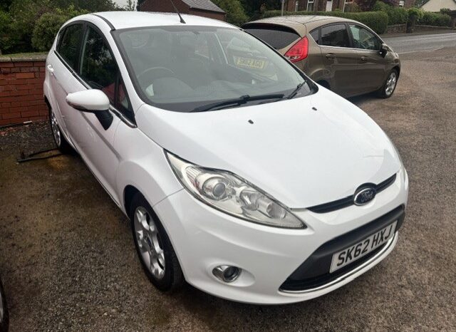 
								2012 FORD FIESTA ZETEC 1.2 PETROL 5 DOOR HATCH IN WHITE. full									