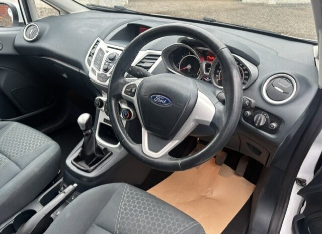 
								2012 FORD FIESTA ZETEC 1.2 PETROL 5 DOOR HATCH IN WHITE. full									