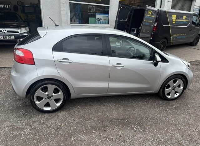 
								2013 KIA RIO 3 ECODYNAMICS CRDI 5 DOOR HATCH IN SILVER ROAD TAX £20 full									